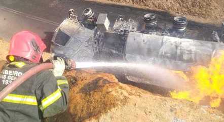 bombeiros gastaram mais de 10 mil litros de água para conter o fogo
