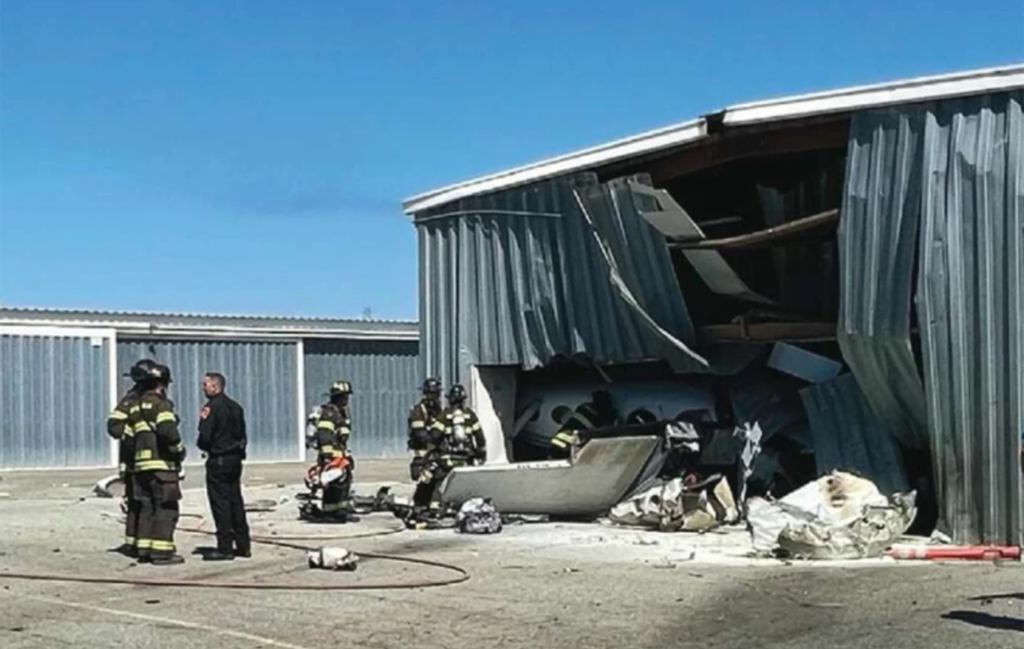 Bombeiros trabalham em hangar atingido por um dos aviões em Watsonville, na Califórnia