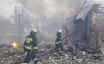 Bombeiros trabalham para apagar incêndio após bombardeio russo à cidade de Dnipro, na Ucrânia
