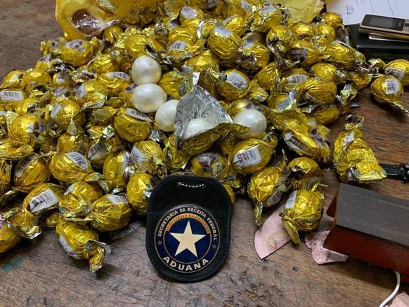 A Polícia Federal prendeu um homem, nigeriano, com 159 embalagens de bombons com cerca de 5 kg de cocaína, na noite de sábado (16), no Aeroporto Internacional de Guarulhos. O suspeito tinha como destino a cidade de Adis Abeba, na Etiópia