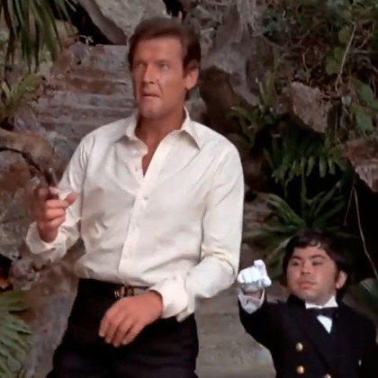 Bond encontra Francisco Scaramanga em sua ilha e participa de um duelo com o inimigo. A disputa começa na praia e termina em uma casa de espelhos. No final, decide-se quem é o melhor homem com arma.