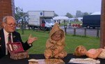 O museu foi fundado por Marrie Wesson e o marido dela, em 2018. No programa de TV Bargain Hunt, da BBC, Marrie contou que até ela, que é acostumada a ver e estudar antiguidades bizarras, se assustou com a boneca. Ela explica que foi a expressão emburrada e enraivecida do brinquedo que a assustou...