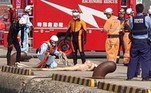 Bombeiros se apressaram para salvar uma mulher que estava se afogando em uma região portuária, mas após mergulharem na água perceberam que se tratava de uma boneca inflável descartada na água