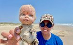 Pesquisadores usam uma página do Facebook para mostrar ao mundo uma série de achados bizarros nas areias da praia de uma reserva científica no Texas. Entre eles, destacam-se diversas bonecas bizarras, que se tornaram um sucesso na rede social