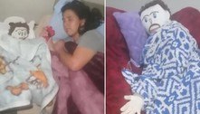 Boneco de pano casado com brasileira dorme em sofá após suspeita de traição