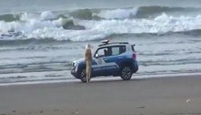 Guardas abordam mulher burlando lockdown em praia, mas era boneco