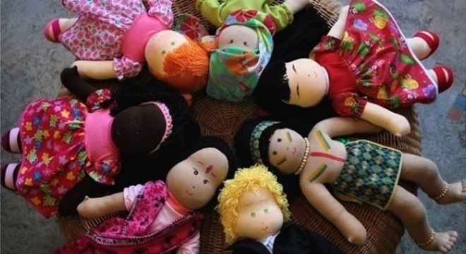 Bonecos inclusivos da loja Preta Pretinha, que faz peças de várias raças e crenças