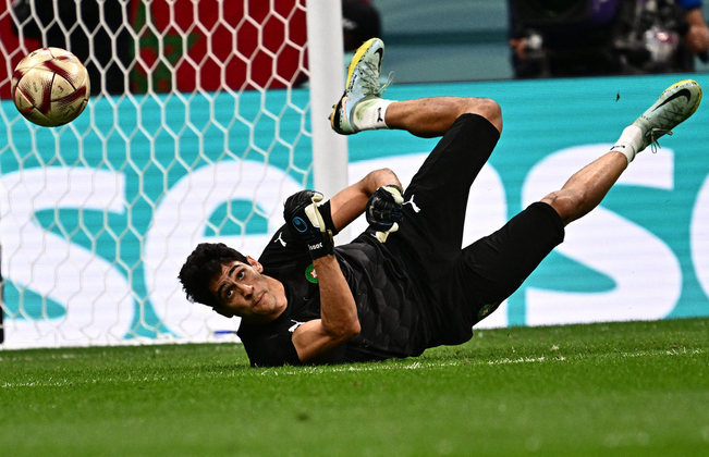 Bono, goleiro do Marrocos, se esforçou para defender uma bola no pré-jogo