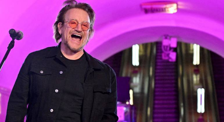 Bono surpreendeu com apresentação em metrô de Kiev