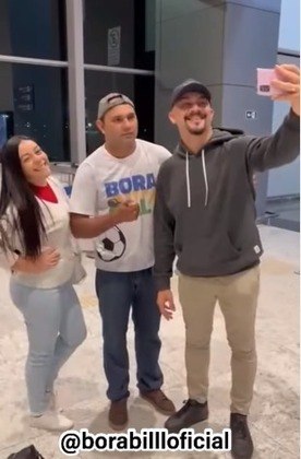 Já no aeroporto rumo ao festival, Bill foi reconhecido por fãs e dedicou um tempinho para conversar com os admiradores 