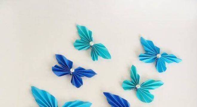 Borboletas de papel azul com pedras