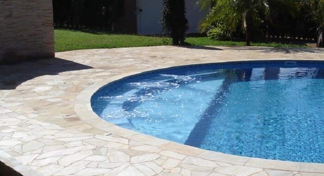 Borda da piscina feita com cacos de pedra São Tomé