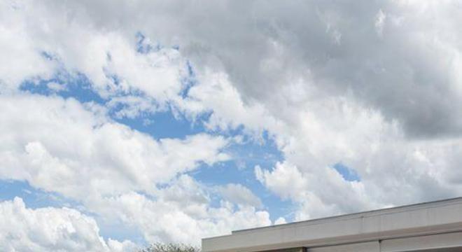 Borda de piscina com adesivo