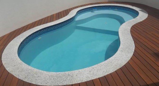 Borda de piscina com granito e madeira