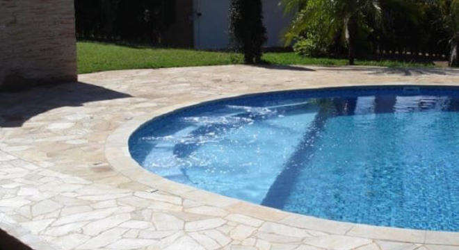 Borda de piscina com pedra são tome