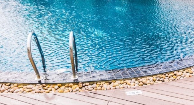 Borda de piscina com pedras