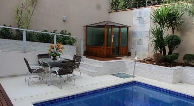 Borda de piscina com piso atérmico