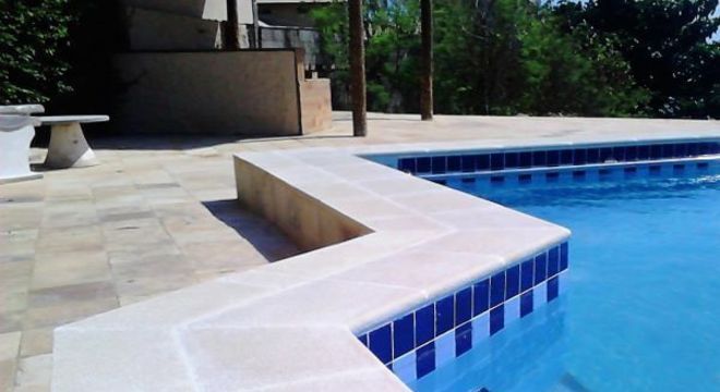 Borda de piscina de alvenaria