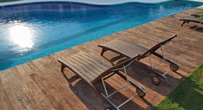 Borda de piscina de alvenaria com madeira