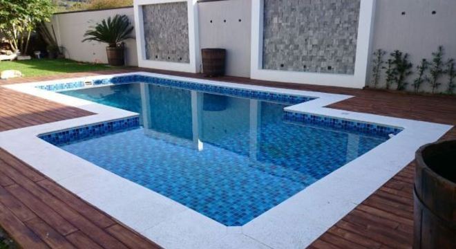 Borda de piscina de alvenaria com madeira