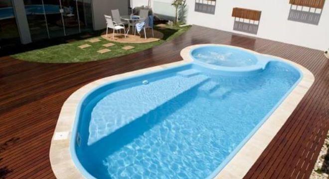 Borda de piscina de fibra com pedra mineira
