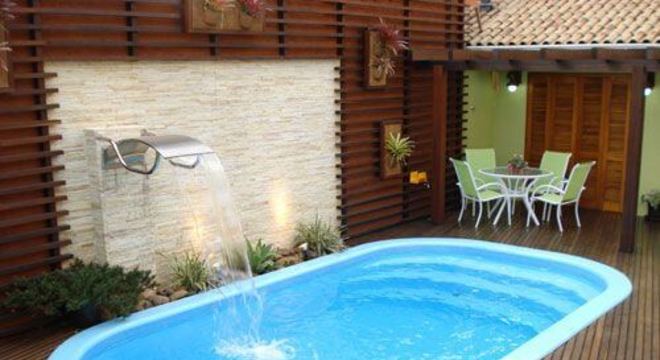 Borda de piscina de fibra pequena com cascata de água