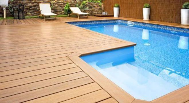 Borda de piscina de madeira