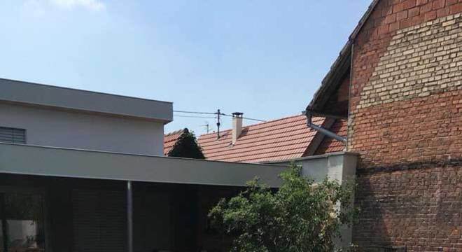 Borda de piscina de madeira com grama verde