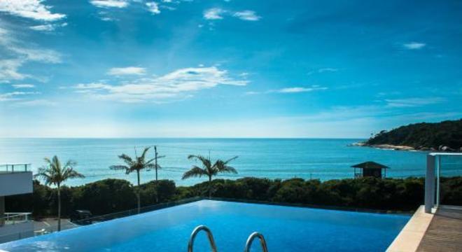 Borda de piscina estilo infinita