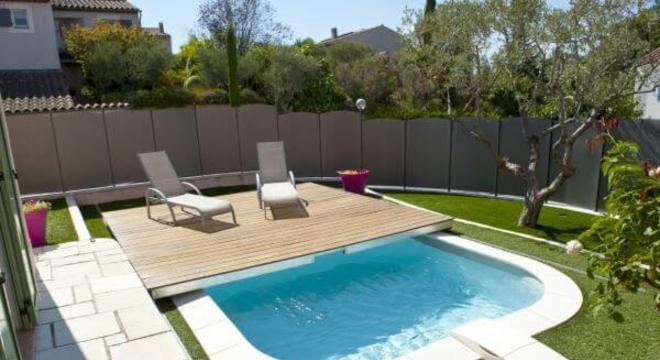 Borda de piscina no jardim