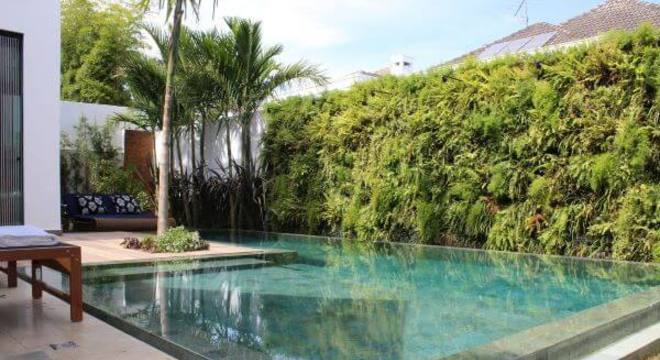 Borda de piscina no jardim com acabamento diferenciado
