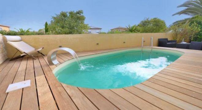 Borda de piscina pequena com deck de madeira