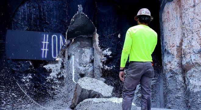 Momento em que as escavadeiras atingiram o outro lado do túnel