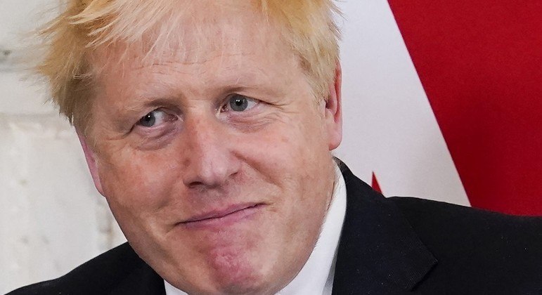 Primeiro-ministro do Reino Unido, Boris Johnson permanece no cargo mesmo após festas na pandemia
