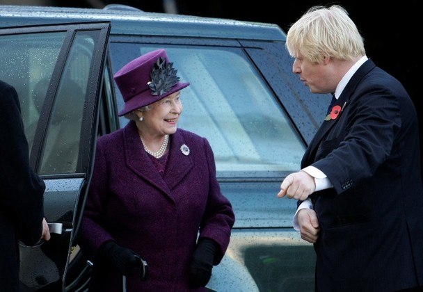Boris Johnson e Elizabeth 2ª foram flagrados conversando, em 2012, quando ele ainda era prefeito de Londres. Sete anos depois, em 2019, Johnson assumiu o cargo de primeiro-ministro do Reino Unido. Ele deixou o posto oficialmente nesta terça-feira (6), quando a monarca, 48 horas antes de falecer, aceitou sua renúncia