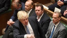 Boris Johnson quer acabar com quarentena para casos positivos de Covid no fim de fevereiro