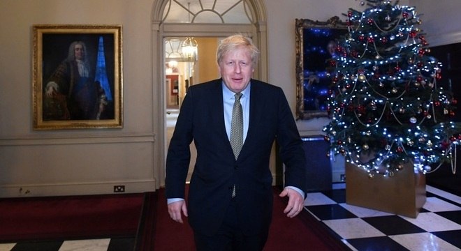 Johnson saindo da sede do governo para visitar a rainha após vitória eleitoral