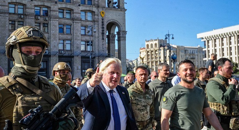 Primeiro-ministro britânico Boris Johnson ao lado do presidente ucraniano Volodmir Zelenski
