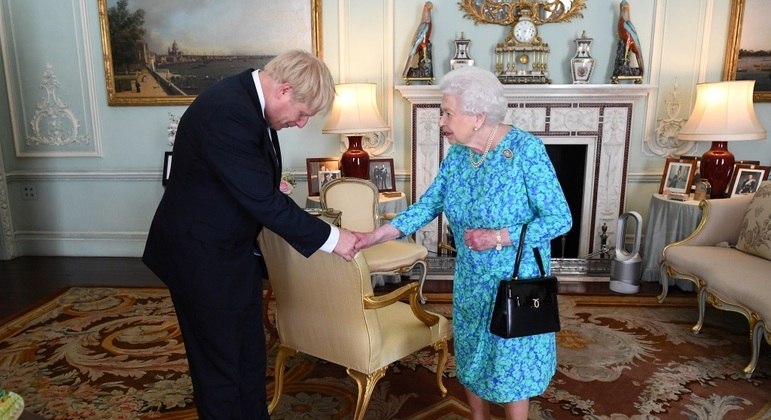 Nome do próximo primeiro-ministro britânico deverá ser apresentado a Elizabeth 2ª