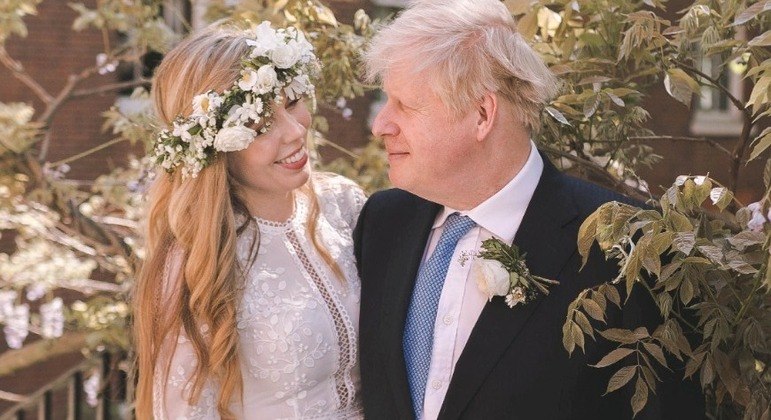 Boris e Carrie Johnson se casaram durante a pandemia e realizariam festa neste mês
