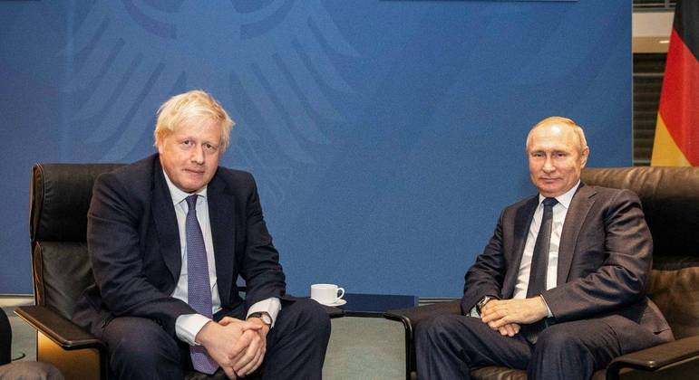 Ameaça teria sido feita em telefonema entre Boris Johnson (à esq.) e Vladimir Putin (à dir.)