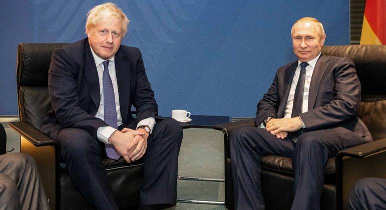 Boris Johnson (à esq.) e Vladimir Putin (à dir.) em evento oficial na Líbia
