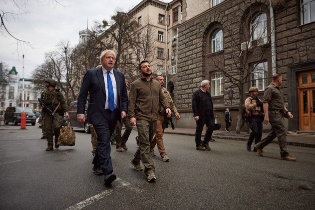 No dia 9 de abril, o primeiro-ministro do Reino Unido, Boris Johnson, viajou à Ucrânia e fez uma visita surpresa para o presidente Volodmir Zelenski. O motivo do encontro teria sido a discussão de um pacote de ajuda financeira e militar do governo britânico aos ucranianos. Johnson foi o primeiro líder do G7 a visitar o território ucraniano durante o conflito