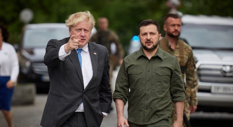Johnson ao lado de Zelenski; Primeiro-ministro inglês tem atuação destacada sobre a guerra na Ucrânia