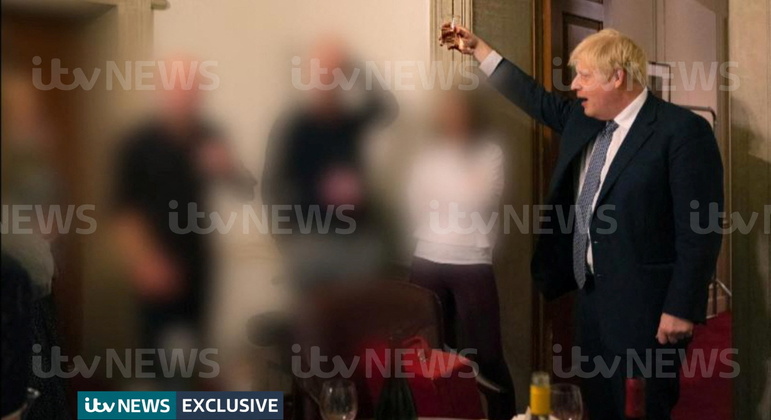 Boris Johnson aparece brindando durante festa proibida no período de lockdown britânico
