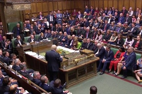 Boris Johnson discursa no Parlamento nesta 3ª
