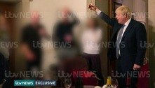 Novas fotos reacendem acusações de que Boris Johnson participou de festa durante confinamento