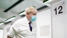 Boris Johnson diz que variante Ômicron é 'claramente mais leve'