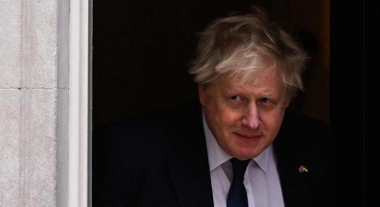 Primeiro-ministro Boris Johnson se mantém no cargo, mas sai com imagem arranhada
