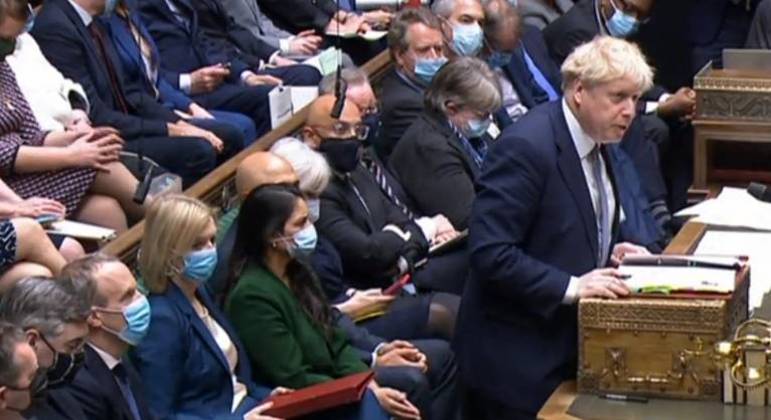 Boris Johnson pede desculpa no Parlamento por ter participado de festa durante lockdown